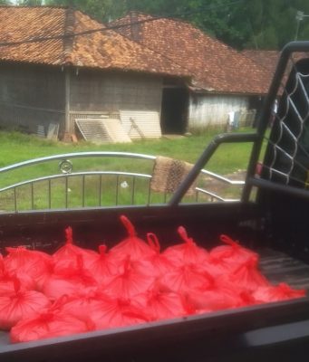 DKM Masjid Jami’ Al Mubarokah Kp. Cisarua Desa Sirnajati, Salurkan Zakat Fitrah Ke Para Jompo-jompo